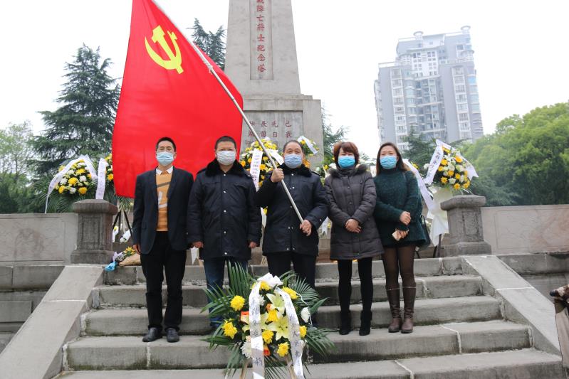 湘北汽運(yùn)黨支部主題黨日活動，緬懷抗日英烈，祭掃墓地，敬獻(xiàn)花籃。