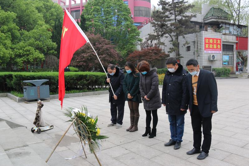 湘北汽運(yùn)黨支部主題黨日活動，緬懷抗日英烈，祭掃墓地，敬獻(xiàn)花籃。
