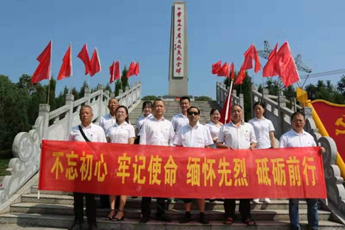 湘北公司黨支部深入革命老區(qū)緬懷先烈、慰問(wèn)困難群眾。